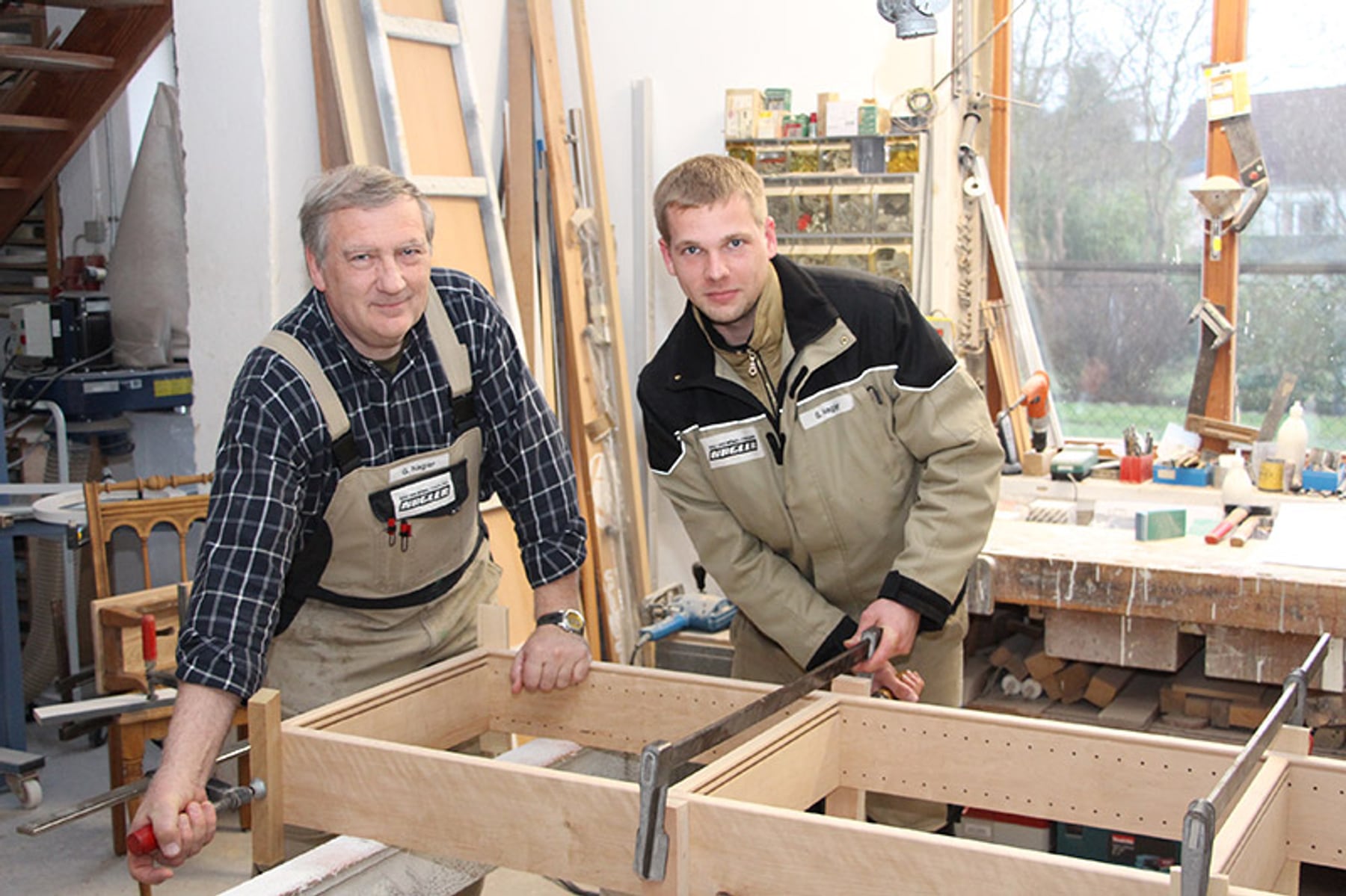 Tischler bei der Arbeit in der Werkstatt der Tischlerei Nagler Walsrode